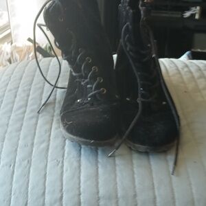 Black swayed boots guess boots